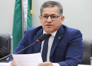 Comissão aprova inclusão de pessoa com autismo entre grupos prioritários para vacinação em emergência sanitária