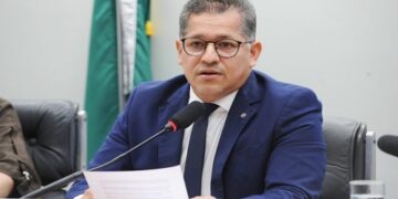 Comissão aprova inclusão de pessoa com autismo entre grupos prioritários para vacinação em emergência sanitária