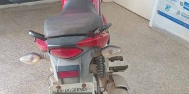 Polícia Militar recupera motocicleta furtada e prende dois suspeitos