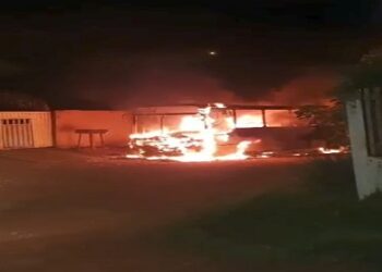 No distrito de nova Califórnia um carro é incendiado – VEJA O VIDEO