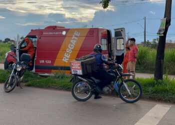 Motociclista colide com bicicleta na zona leste