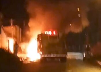 Segundo ônibus incendiado agora em Candeias do Jamari – Vídeo