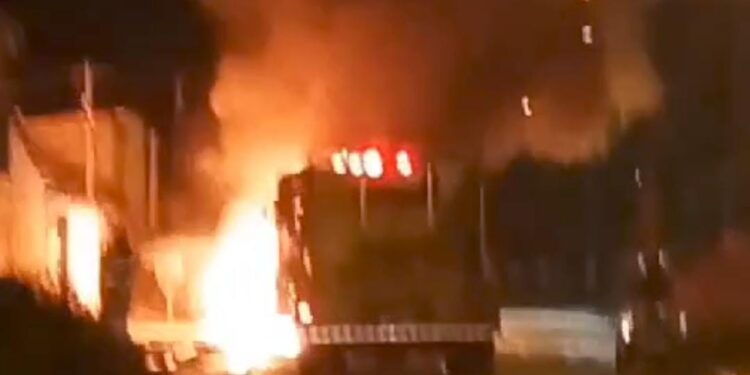 Segundo ônibus incendiado agora em Candeias do Jamari – Vídeo