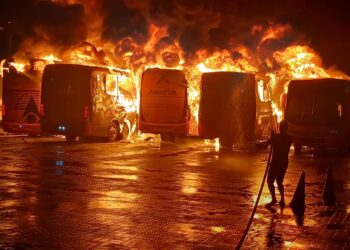 Cinco ônibus da empresa Amatur são incendiado – VÍDEO