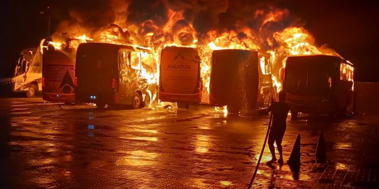 Cinco ônibus da empresa Amatur são incendiado – VÍDEO