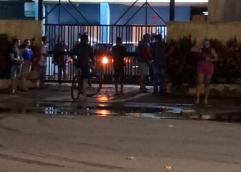 Encapuzados em veículo atiraram em pessoas na rua um morto até o momento