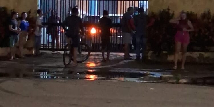 Encapuzados em veículo atiraram em pessoas na rua um morto até o momento