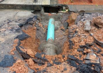 Trecho da avenida Jatuarana recebe reparo com instalação de novas manilhas