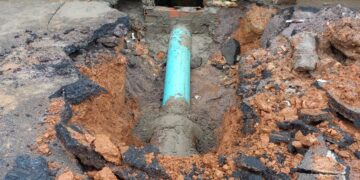 Trecho da avenida Jatuarana recebe reparo com instalação de novas manilhas