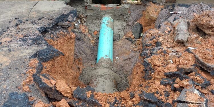 Trecho da avenida Jatuarana recebe reparo com instalação de novas manilhas