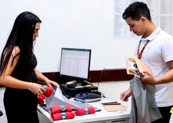 Participantes retiram kits para a 5ª corrida do MPRO
