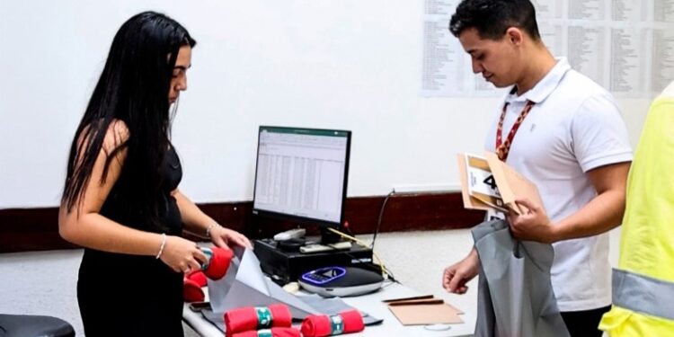 Participantes retiram kits para a 5ª corrida do MPRO