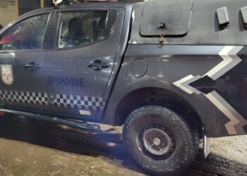 Suspeito de tentar explodir totem é conduzido para central de polícia – VÍDEO