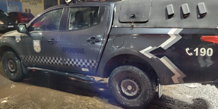 Suspeito de tentar explodir totem é conduzido para central de polícia – VÍDEO
