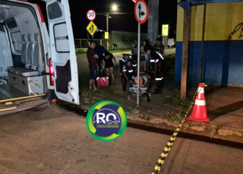Motocicleta é arrastada por carro