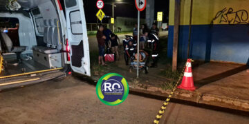 Motocicleta é arrastada por carro