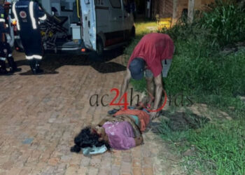 Mulher é espancada por nove criminosos após agredir rival