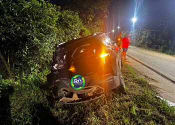 Carreta colidiu na traseira de carro na cabeceira da ponte