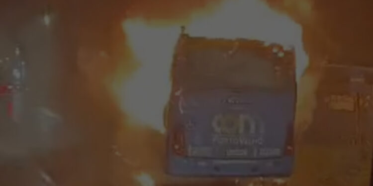 Ônibus é incendiado em Porto Velho. – VÍDEO