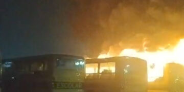 Ônibus escolar é incendiado em Itapuã – VEJA O VÍDEO