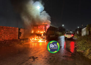 Ônibus é destruído pelo fogo em mas um ataque