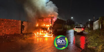 Ônibus é destruído pelo fogo em mas um ataque