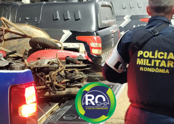 Dupla é conduzida levando motocicleta em carrinho de mão