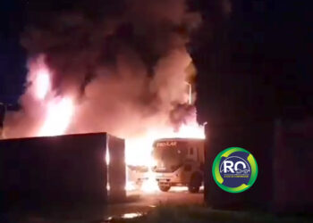 Criminoso incendeia  onibus escolar em distrito de Porto Velho – VEJA OS VÍDEOS