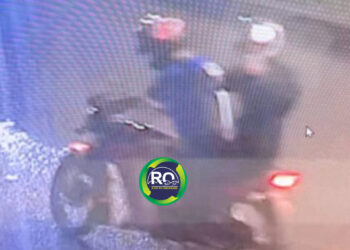 Atrevidos: Dupla em motocicleta atiram em totem da polícia