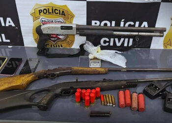 FLAGRANTE, APREENDE TRÊS ARMAS DE FOGO E CUMPRE MANDADO DE PRISÃO POR HOMICÍDIO
