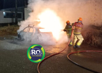 Veículo é destruído por fogo na zona leste – VÍDEO