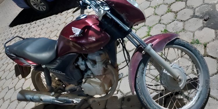 JI-PARANÁ: MOTOCICLETA COM RESTRIÇÃO DE FURTO OU ROUBO É RECUPERADA PELA PM DURANTE PATRULHAMENTO DE ROTINA