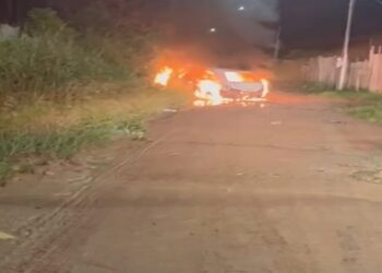 No distrito de nova Califórnia um carro é incendiado – VEJA O VIDEO