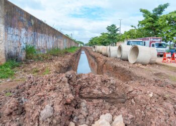 Prefeitura de Porto Velho instala novas manilhas na avenida Rio de Janeiro para evitar alagações