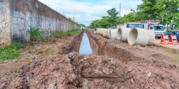 Prefeitura de Porto Velho instala novas manilhas na avenida Rio de Janeiro para evitar alagações