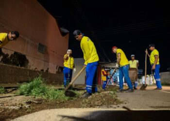 Prefeito Léo Moraes acompanha mutirão de limpeza na avenida Jatuarana