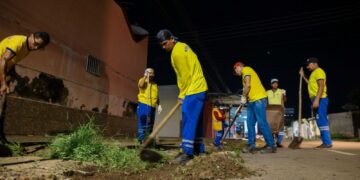 Prefeito Léo Moraes acompanha mutirão de limpeza na avenida Jatuarana