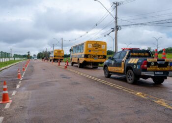 Frota do transporte escolar da Prefeitura de Porto Velho é recolhida ao pátio do 5º BEC