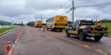 Frota do transporte escolar da Prefeitura de Porto Velho é recolhida ao pátio do 5º BEC