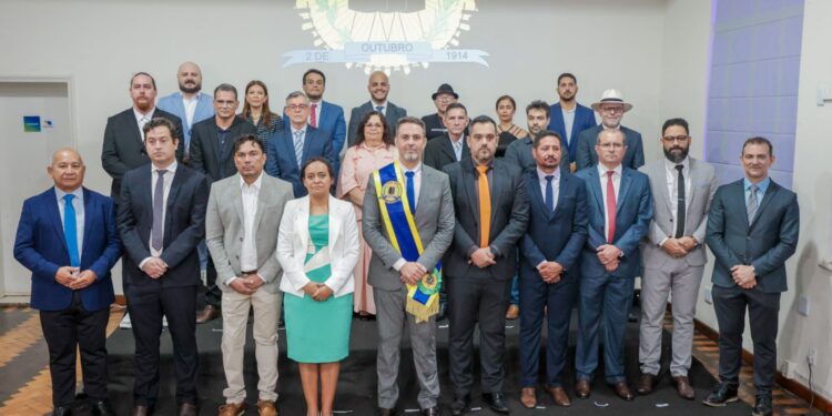 Léo Moraes empossa secretários e destaca que adotou critérios técnicos para a escolha dos nomes