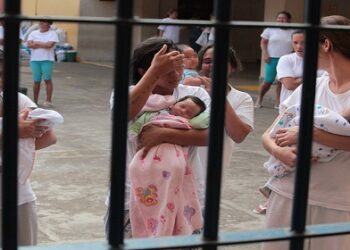 STF concede prisão domiciliar a mãe presa preventivamente em fase de amamentação