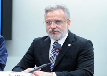 Comissão aprova projeto que torna obrigatório anexar imagem da placa em notificação por radar