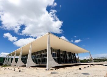 STF determina que ex-deputado Daniel Silveira entregue pistola registrada em seu nome