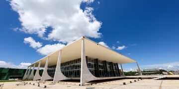 STF determina que ex-deputado Daniel Silveira entregue pistola registrada em seu nome