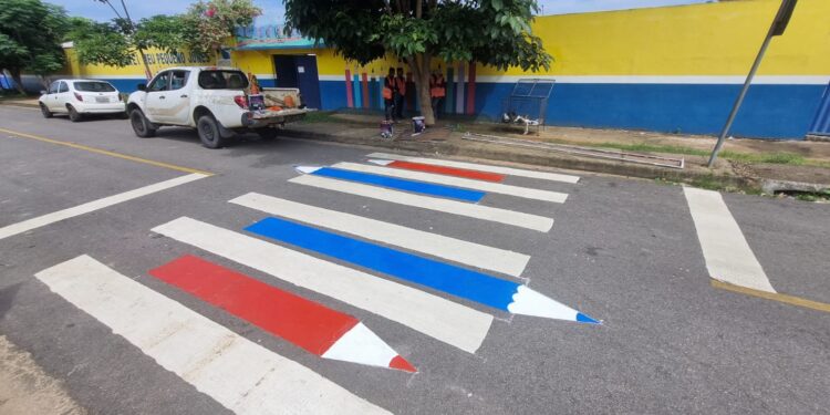Prefeitura de Porto Velho inicia revitalização de faixas de pedestre em frente às escolas