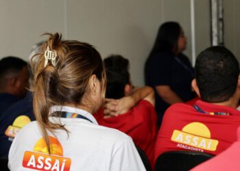 Semtran realiza palestra de mobilidade urbana em rede de supermercado
