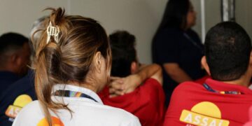 Semtran realiza palestra de mobilidade urbana em rede de supermercado