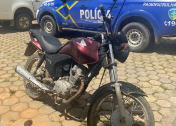JI-PARANÁ – POLÍCIA MILITAR RECUPERA MOTOCICLETA FURTADA E PRENDE SUSPEITO