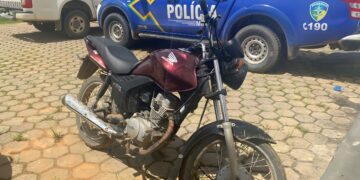 JI-PARANÁ – POLÍCIA MILITAR RECUPERA MOTOCICLETA FURTADA E PRENDE SUSPEITO