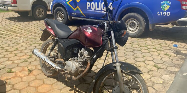 JI-PARANÁ – POLÍCIA MILITAR RECUPERA MOTOCICLETA FURTADA E PRENDE SUSPEITO